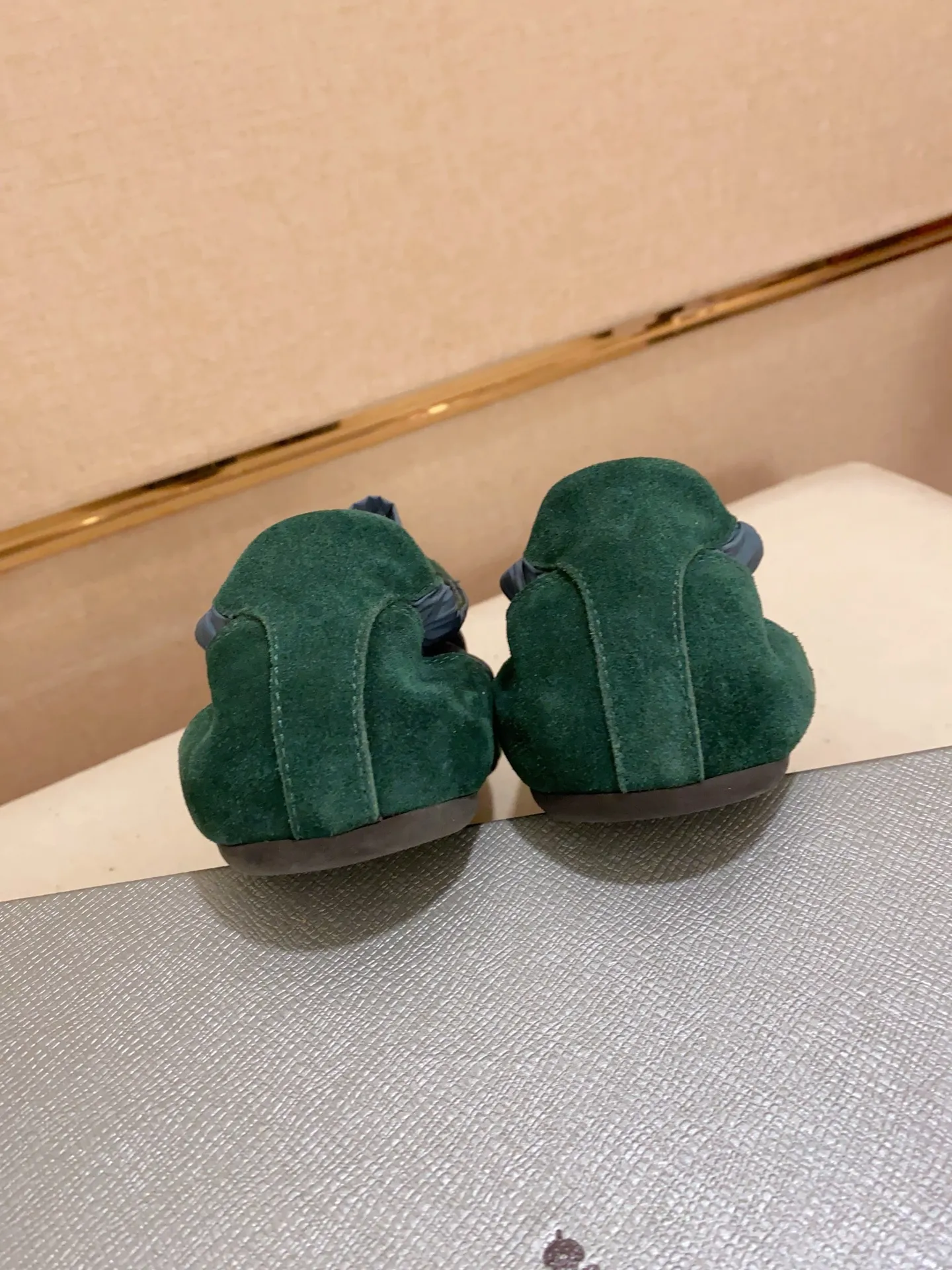 Men's shoes 💰 500💰 ✔️✔️✔️High version High-quality new PRADA counters are launched simultaneously. The new men's shoes and 😘fabrics are selected from first-layer cow suede and waterproof fabrics, and are made by pure handicrafts. Lining: Full sheepskin lining. 👍🏿 High-end ☄️ air-cushion molded anti-slip rubber outsole, exquisite lines, simple and elegant, comfortable and high-end for leisure travel. Number of yards: 38 to 44. Can be customized45